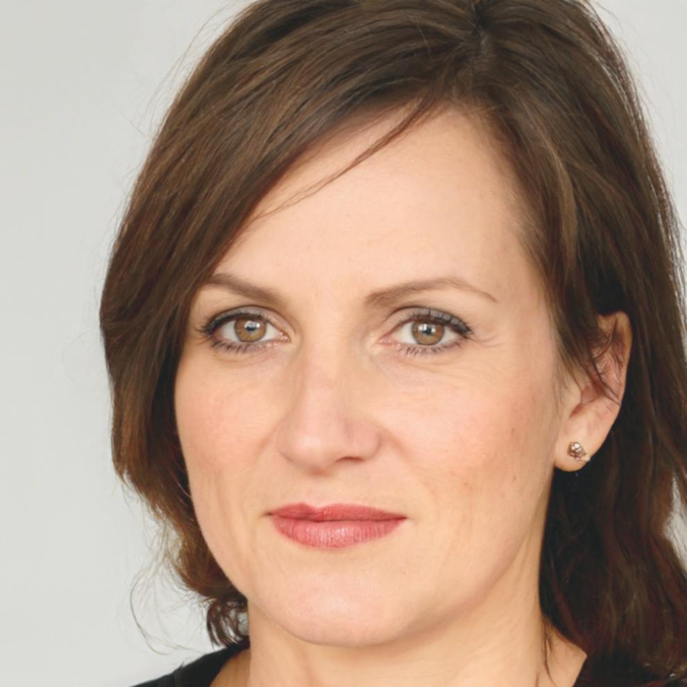 Portrait of Penelope Ravenscroft, Financial Analyst